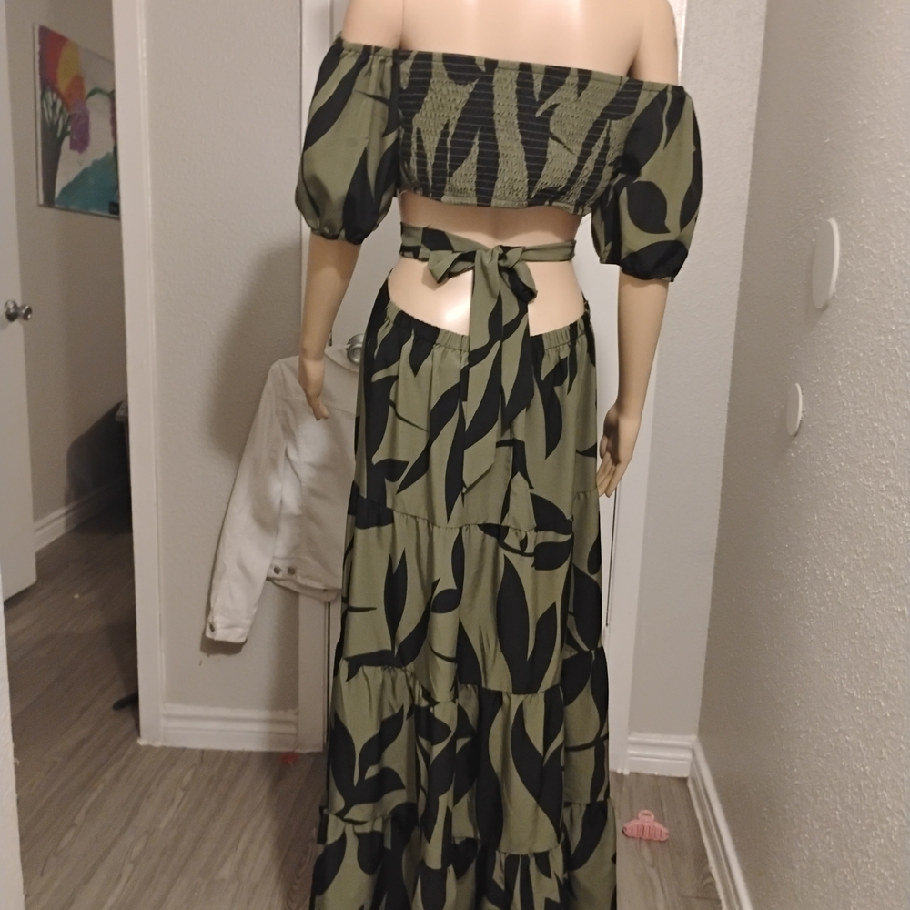 Elegant Green and Black Leaf Print Maxi Dress - Picture 2 of 3